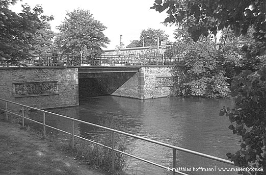 Mauerfoto: Brücke ins Nichts aus SO 36