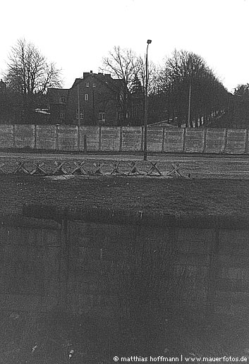 Mauerfoto: Verkehrshindernis Panzersperre aus Buckow