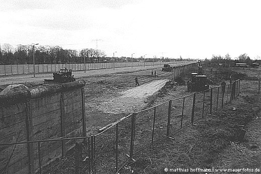 Mauerfoto: Von Männern und Mauern (III) aus Rudow