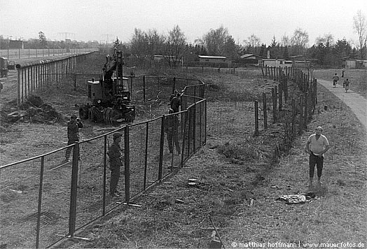 Mauerfoto: Von Männern und Mauern (VIII) aus Rudow