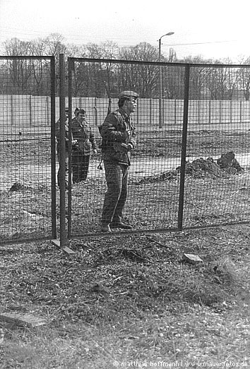 Mauerfoto: Hinter dem Bauzaun aus Rudow