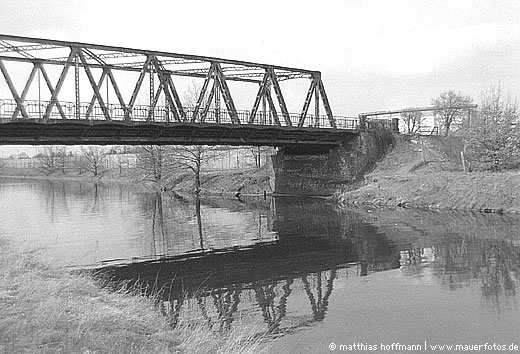 Mauerfoto: Brücke ins Niemandsland aus Rudow