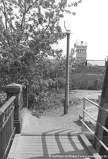 Mauerfoto: Brücke ins Nichts aus Britz