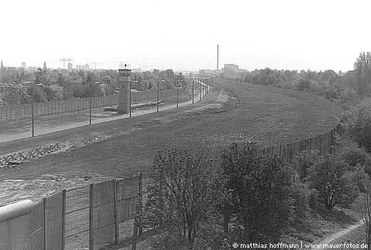 Mauerfoto: Gärten und Grenze aus Britz