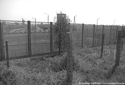 Mauerfoto: Grenze im rechten Winkel aus Britz