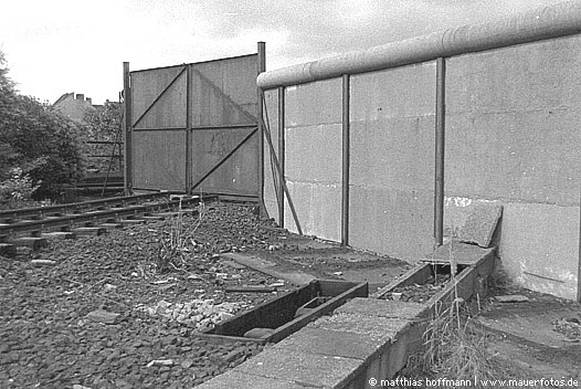 Mauerfoto: Grenzübergang für Kabel aus Neukölln