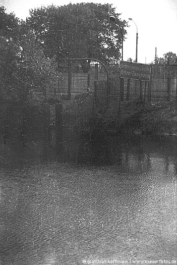 Mauerfoto: "Grenzübergangsstelle Britzer Zweigkanal" aus Neukölln