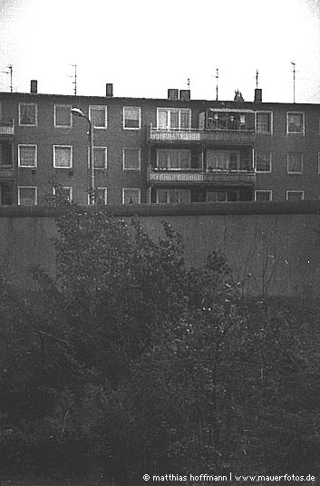 Mauerfoto: Wohnen an der Mauer aus Neukölln