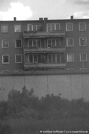 Mauerfoto: Wohnen an der Mauer aus Neukölln