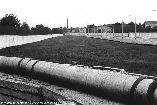 Mauerfoto: Blick Ã¼ber die Mauer auf den Todesstreifen mit Patrouillenweg, eingesÃ¤umt von zwei Mauern, in der Kopenhagener StraÃŸe in Wilhelmsruh.