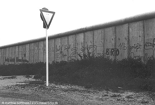 Mauerfoto: Achtung! aus Märkisches Viertel