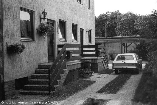 Mauerfoto: Wohnhaus in der VeltheimstraÃŸe in Hermsdorf. Die Mauer verlÃ¤uft im Hintergrund entlang der GrundstÃ¼ckgrenze.