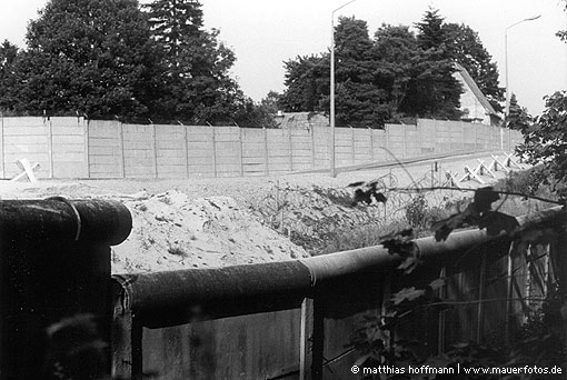 Mauerfoto: Entenschnabel aus Beton und Stacheldraht aus Hermsdorf