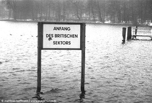 Mauerfoto: Schild mit der Aufschrift 'Anfang des britischen Sektors' in der Havel in der NÃ¤he der Niederneuendorfer Allee in Spandau.