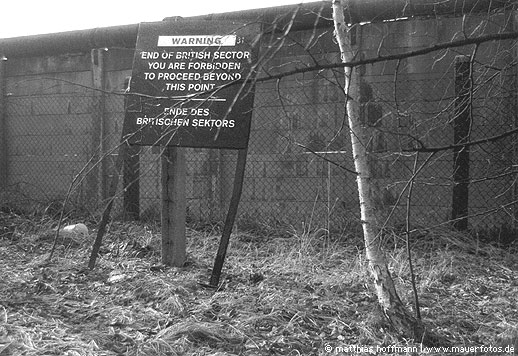 Mauerfoto: Ende des britischen Sektors - weitergehen verboten! aus Staaken