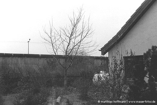 Mauerfoto: Grundstücksgrenze Mauer aus Marienfelde