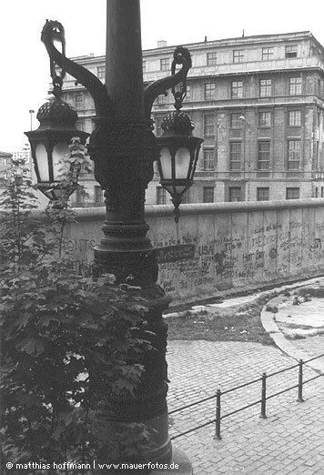 Mauerfoto: Kandelaber am Grenzstreifen aus 