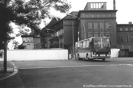 Mauerfoto: Grenzüberschreitender Verkehr aus 