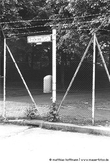 Mauerfoto: Arbeiteraufstand hinter Stacheldraht aus 