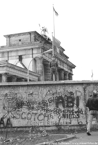 Mauerfoto: Am Brandenburger Tor... aus 