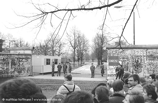 Mauerfoto: "Open this gate!" aus 