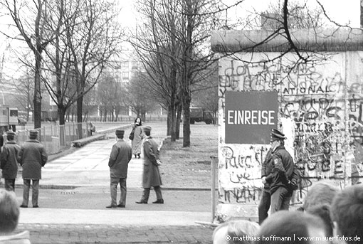 Mauerfoto: "Open this gate!" aus 