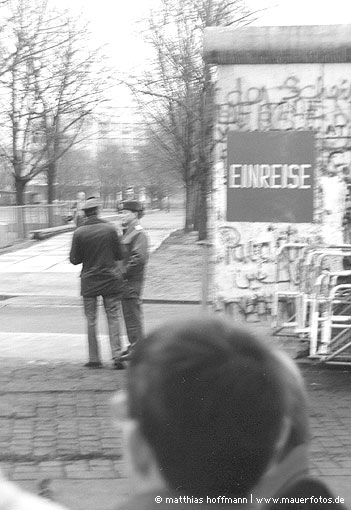 Mauerfoto: "Open this gate!" aus 