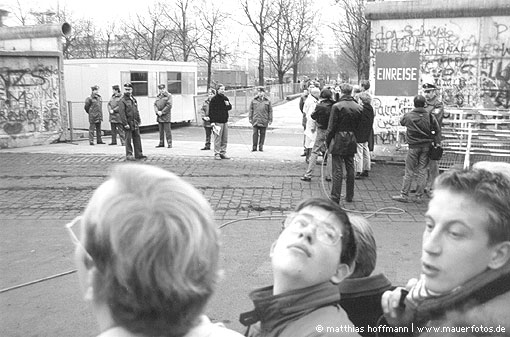 Mauerfoto: "Open this gate!" aus 