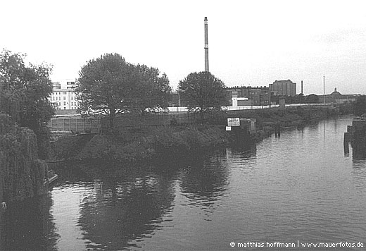 Mauerfoto: Wassergrenze aus 