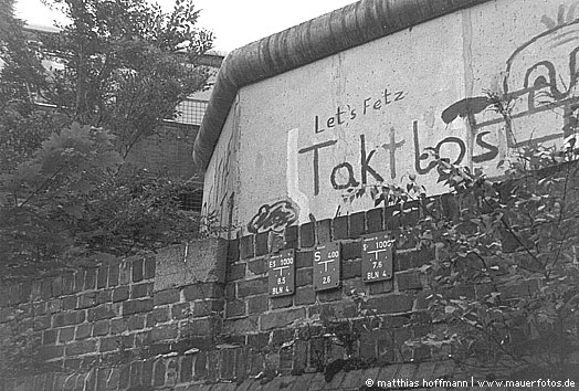 Mauerfoto: Mauer aus Ziegeln und Beton aus 