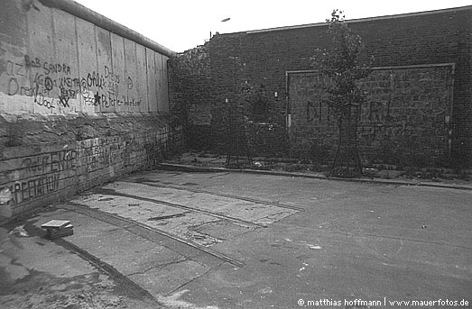 Mauerfoto: Unterbrochene Verkehrswege aus 