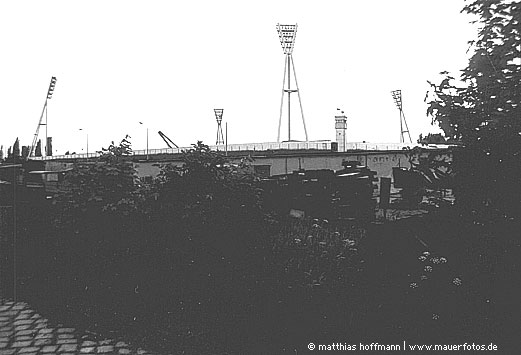 Mauerfoto: Flutlicht an der Grenze aus 