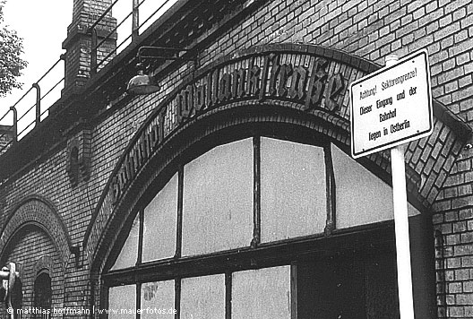 Mauerfoto: Bahnhof ohne Funktion aus 