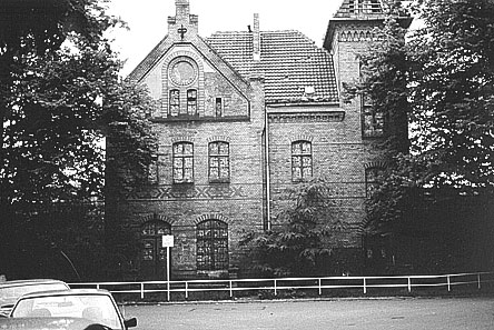 Mauerfoto: Empfangsgebäude ohne Empfang aus 