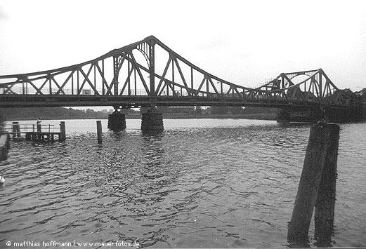 Mauerfoto: Die Brücke der Einheit aus Wannsee