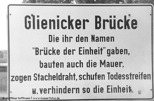Schild mit der Aufschrift 'Glienicker BrÃ¼cke: Die ihr den Namen BrÃ¼cke der Einheit gaben', bauten auch die Mauer, zogen Stacheldraht, schufen Todesstreifen u. verhindern so die Einheit' von der KÃ¶ngstraÃŸe in Wannsee.