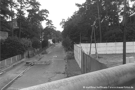 Mauerfoto: Grundstücks- und Ländergrenzen aus Wannsee
