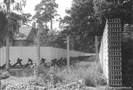 Mauerfoto: Mauerverlauf Steinstraße aus Wannsee