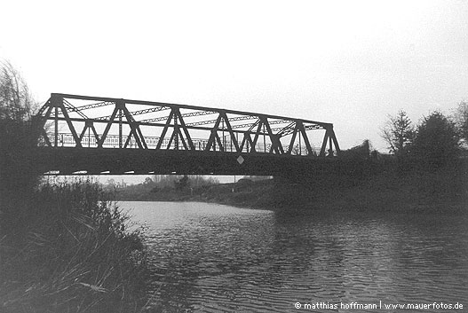 Mauerfoto: Brücke ohne verbindende Funktion aus Zehlendorf