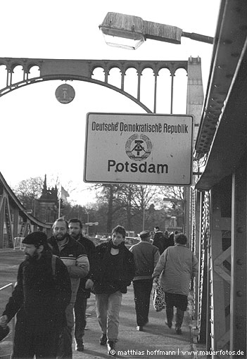 Mauerfoto: Grenzüberschreitender Verkehr an der Glienicker Brücke nach dem Fall der Mauer. aus Wannsee