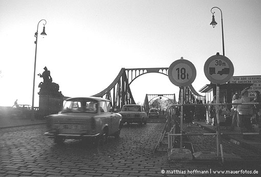 Mauerfoto: Grenzüberschreitender Verkehr an der Glienicker Brücke nach dem Fall der Mauer. aus Wannsee